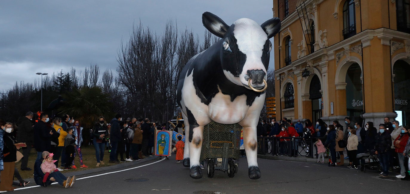 El desfile de Carnaval inunda Palencia de alegría e ilusión