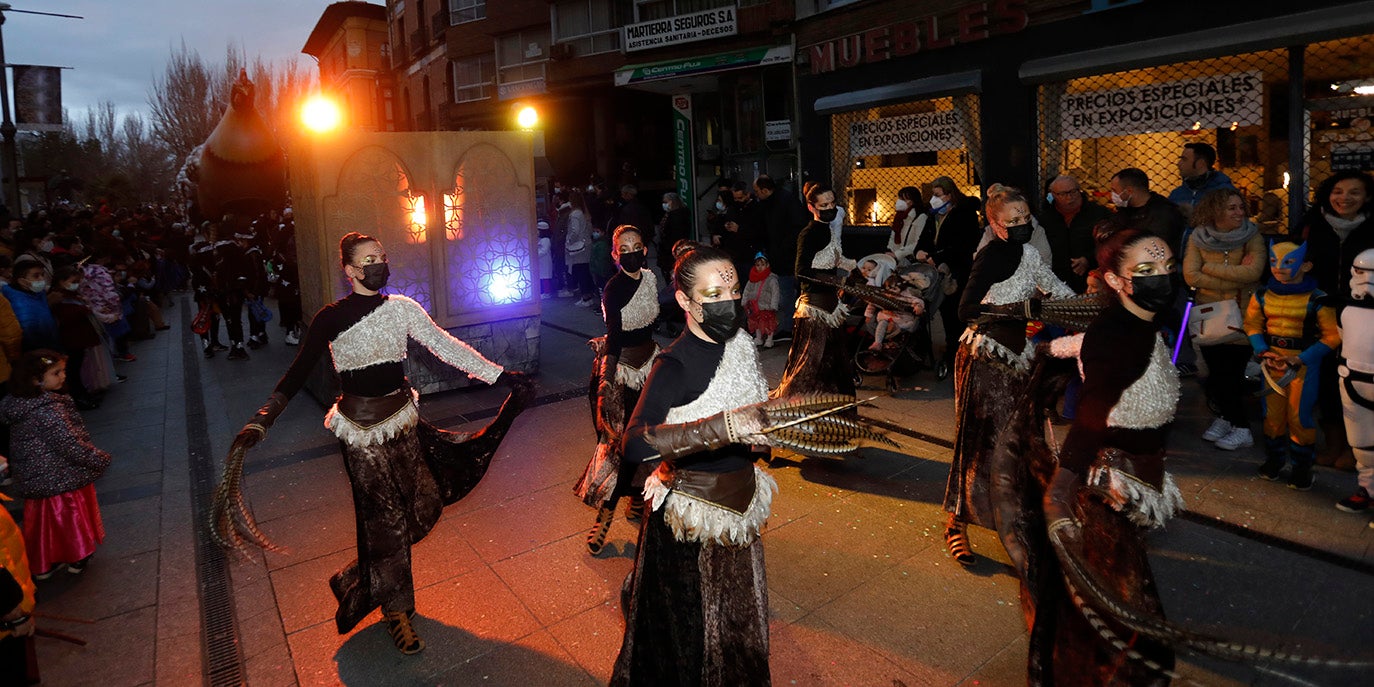 El desfile de Carnaval inunda Palencia de alegría e ilusión