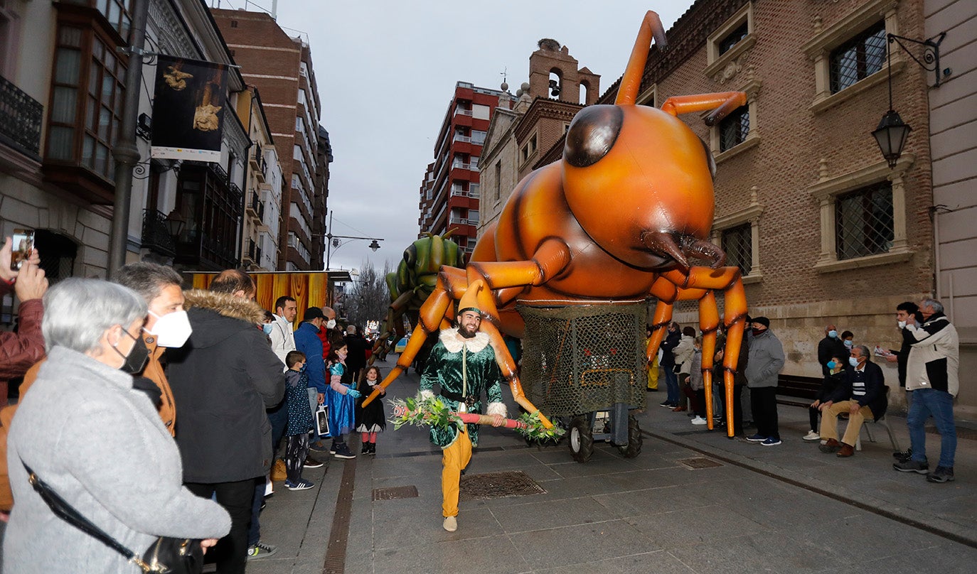 El desfile de Carnaval inunda Palencia de alegría e ilusión