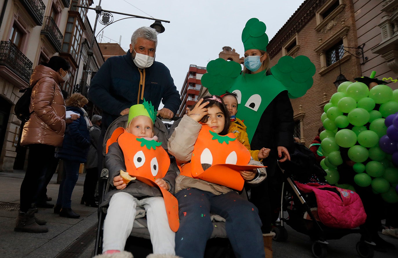 El desfile de Carnaval inunda Palencia de alegría e ilusión