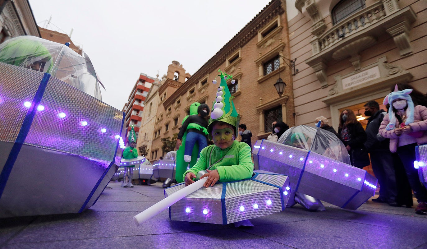 El desfile de Carnaval inunda Palencia de alegría e ilusión