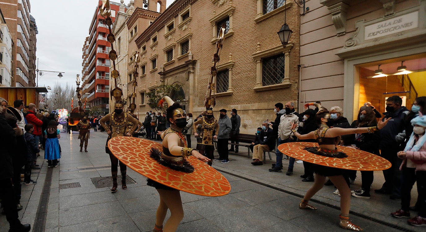 El desfile de Carnaval inunda Palencia de alegría e ilusión