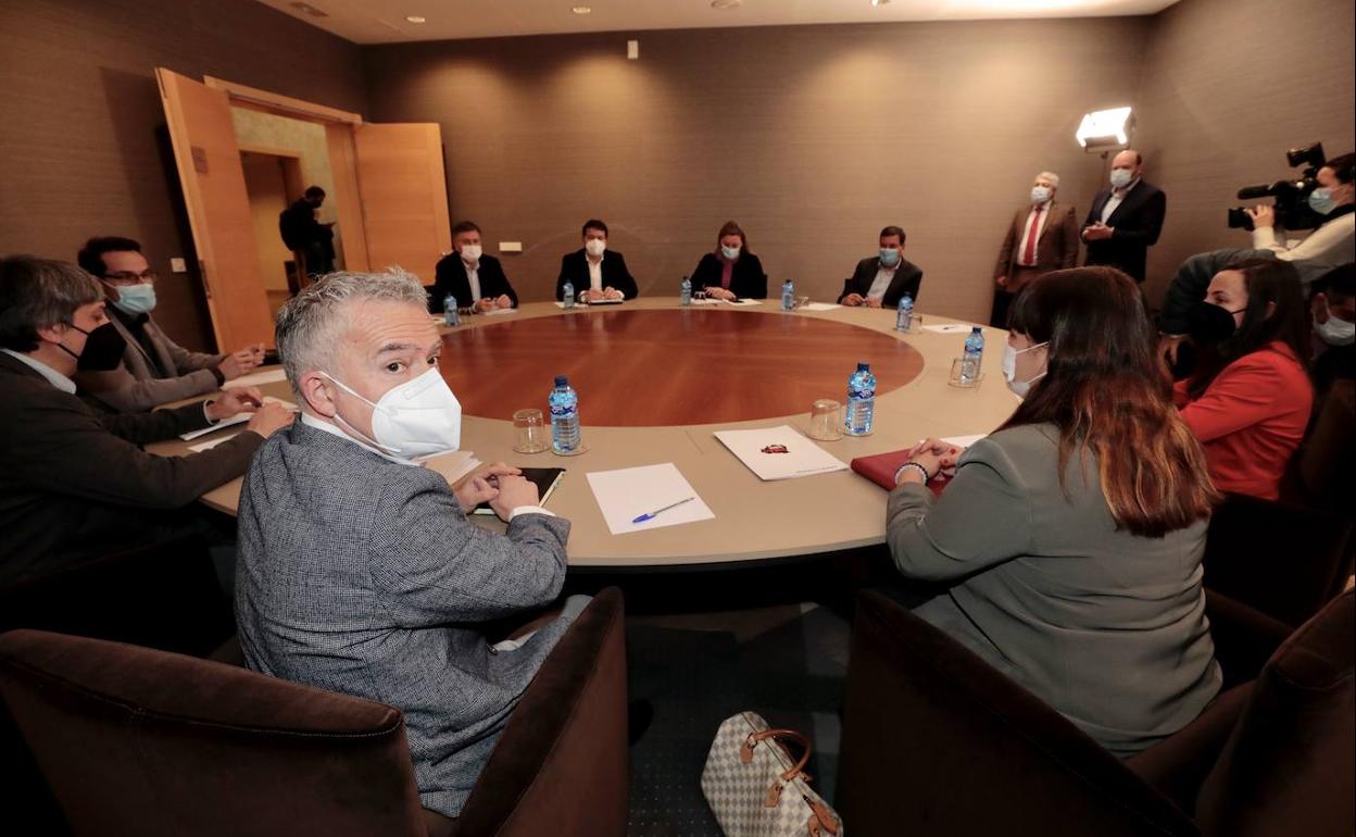 Los representantes de Soria ¡YA!, en primer término, durante la reunión con Alfonso Fernández Mañueco y la delegación del PP, en las Cortes de Castilla y León.