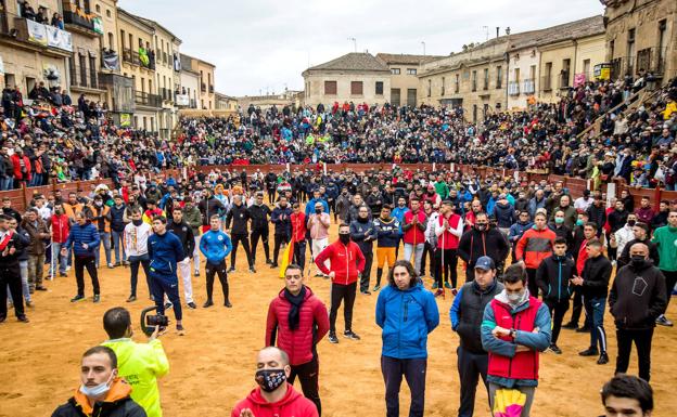 Minuto de silencio en la plaza mayor de Ciudad Rodrigo por el fallecimiento de un varón por arma blanca, al finalizar el Toro del Antruejo .