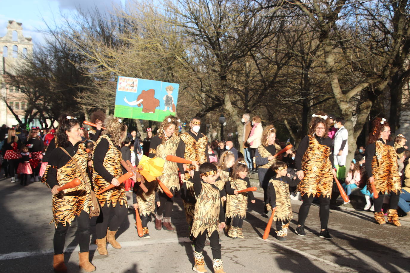 Niños disfrazados durante el desfile de Cuéllar.