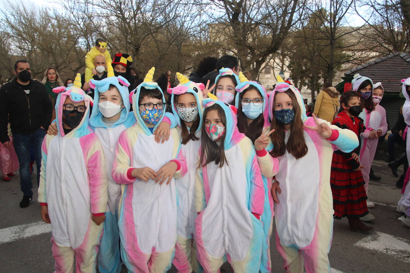 Niños disfrazados durante el desfile de Cuéllar.