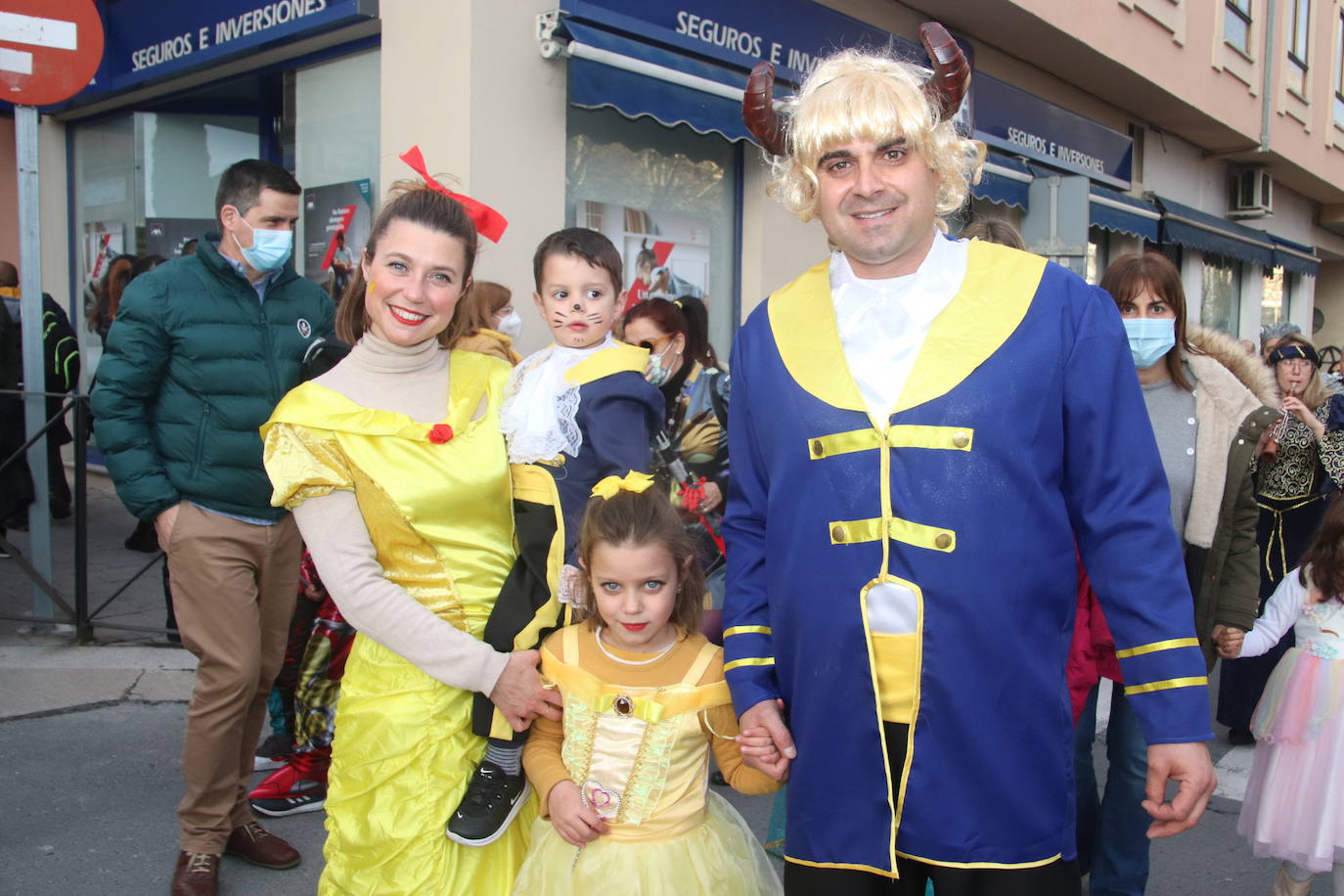 Niños disfrazados durante el desfile de Cuéllar.