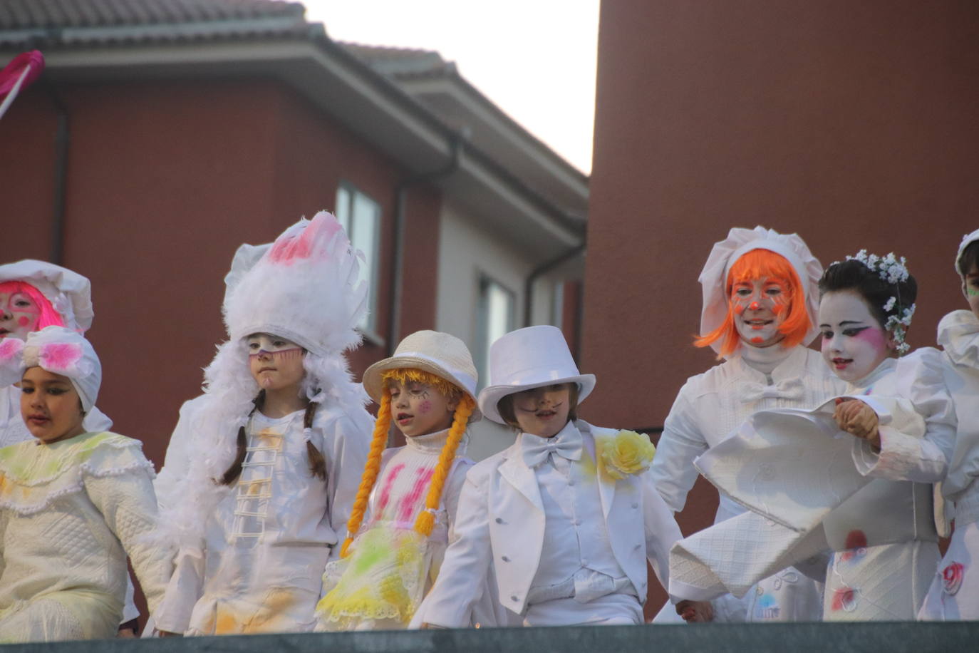 Niños disfrazados durante el desfile de Cuéllar.