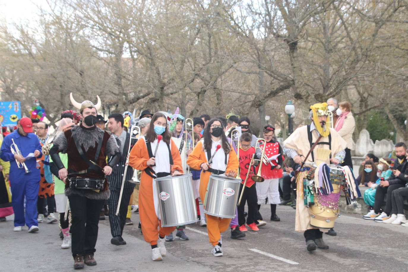 Niños disfrazados durante el desfile de Cuéllar.