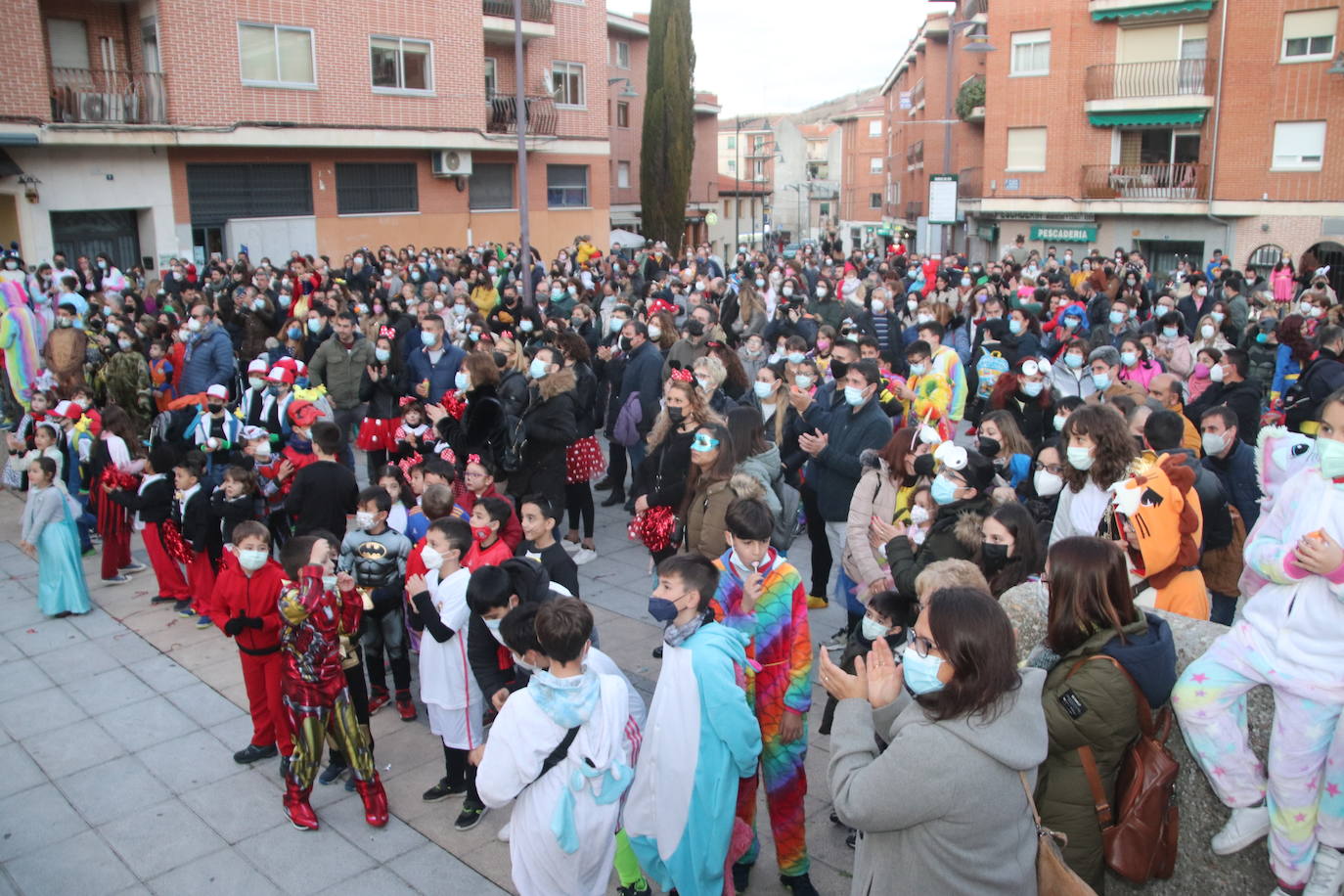 Niños disfrazados durante el desfile de Cuéllar.