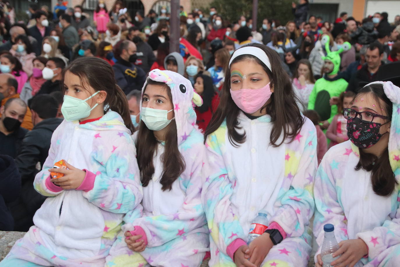 Niños disfrazados durante el desfile de Cuéllar.