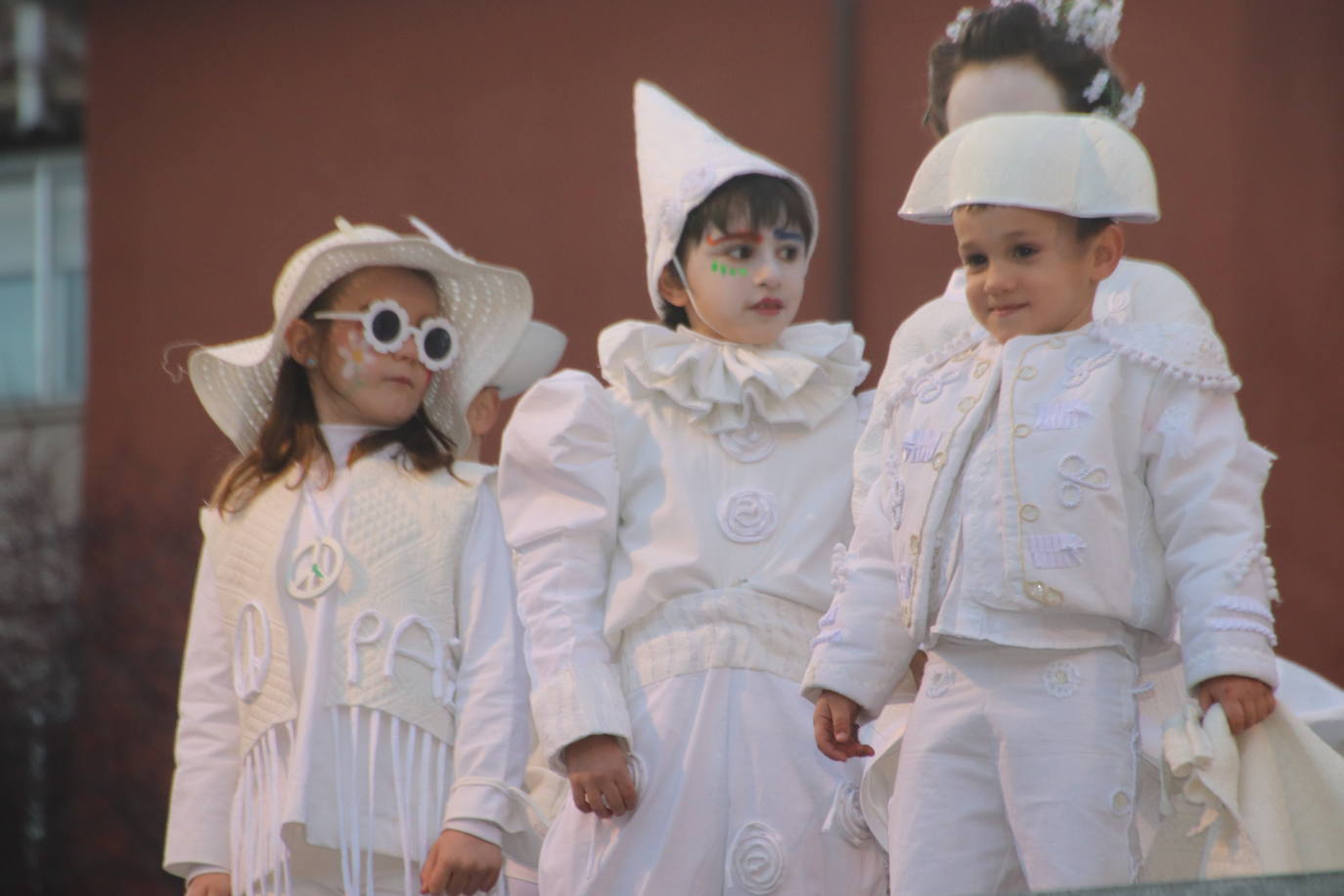 Niños disfrazados durante el desfile de Cuéllar.