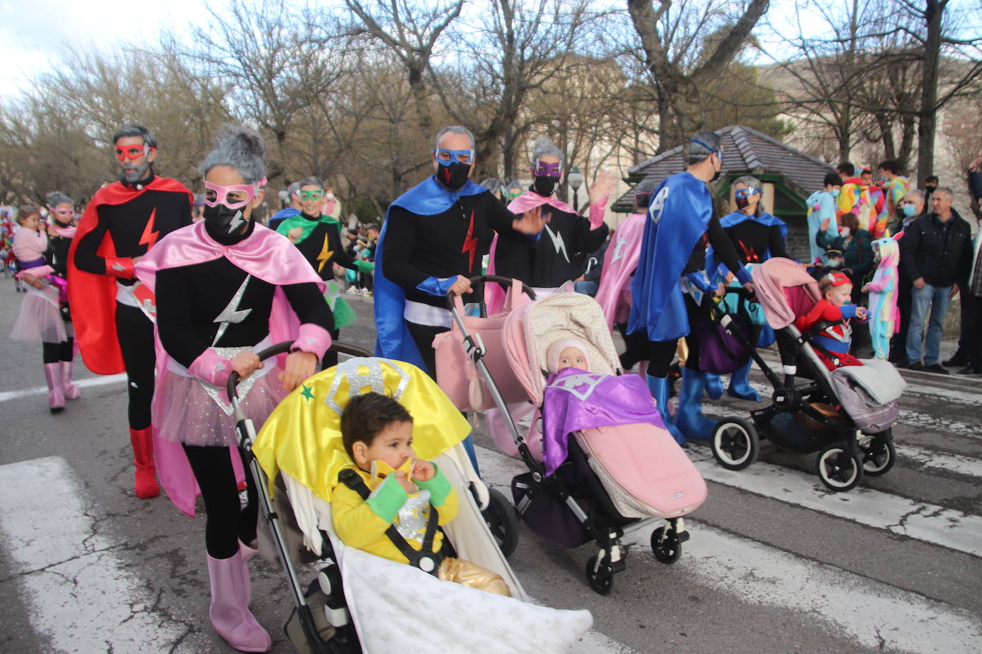 Niños disfrazados durante el desfile de Cuéllar.