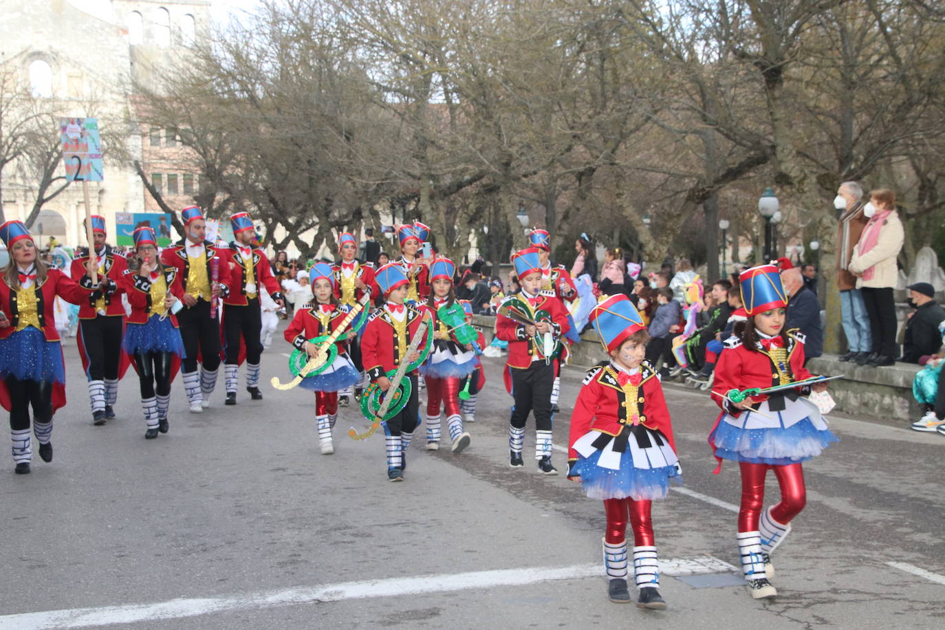 Niños disfrazados durante el desfile de Cuéllar.