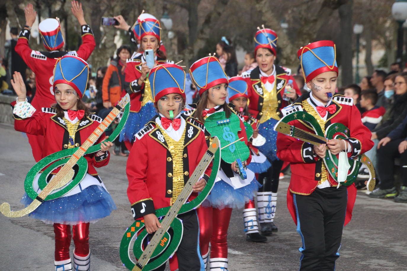 Niños disfrazados durante el desfile de Cuéllar.