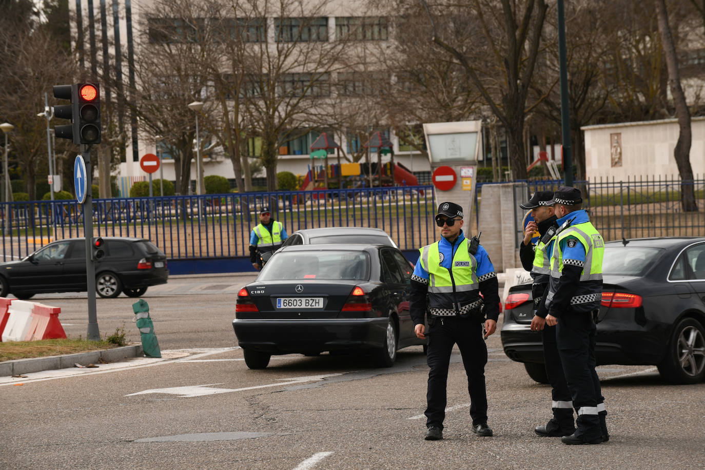 Fotos: La Policía Local de Valladolid regula el tráfico en la rotonda de San Agustín