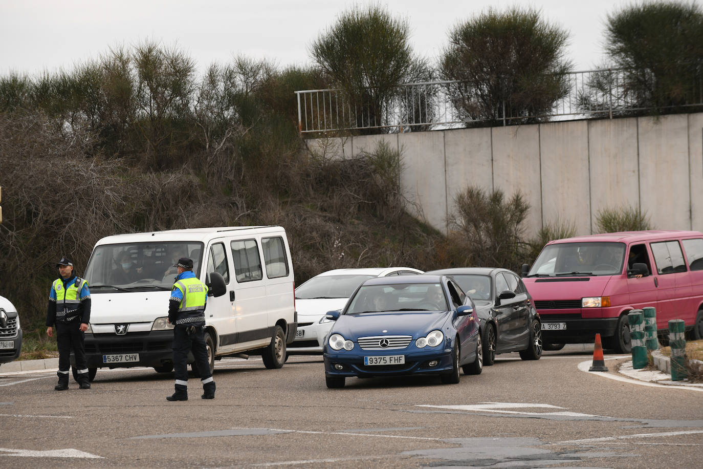 Fotos: La Policía Local de Valladolid regula el tráfico en la rotonda de San Agustín