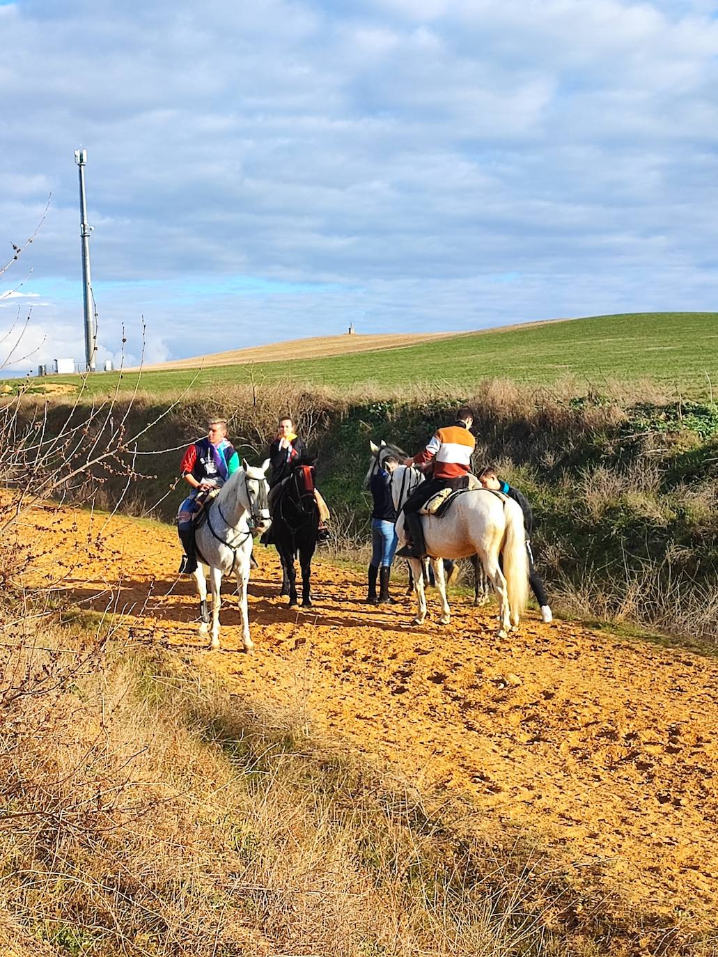 Fotos: Los quintos de Tordehumos y Villafrechós renuevan la tradición del Domingo Gordo