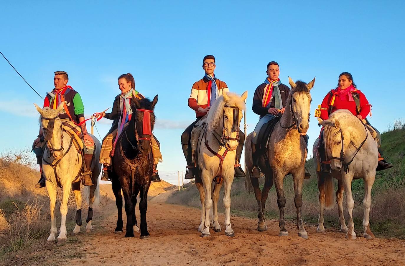 Fotos: Los quintos de Tordehumos y Villafrechós renuevan la tradición del Domingo Gordo