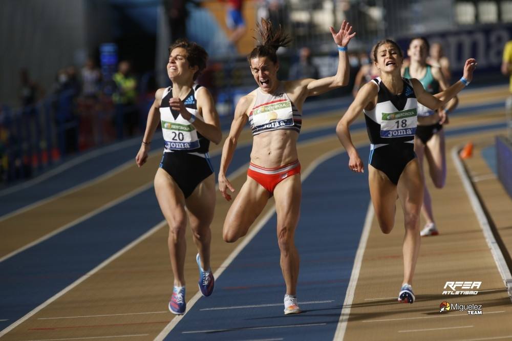 Esther Guerrero, Marta Pérez y Águeda Muñoz cruzan la línea de meta en la final de los 1.500 metros disputada en Orense.