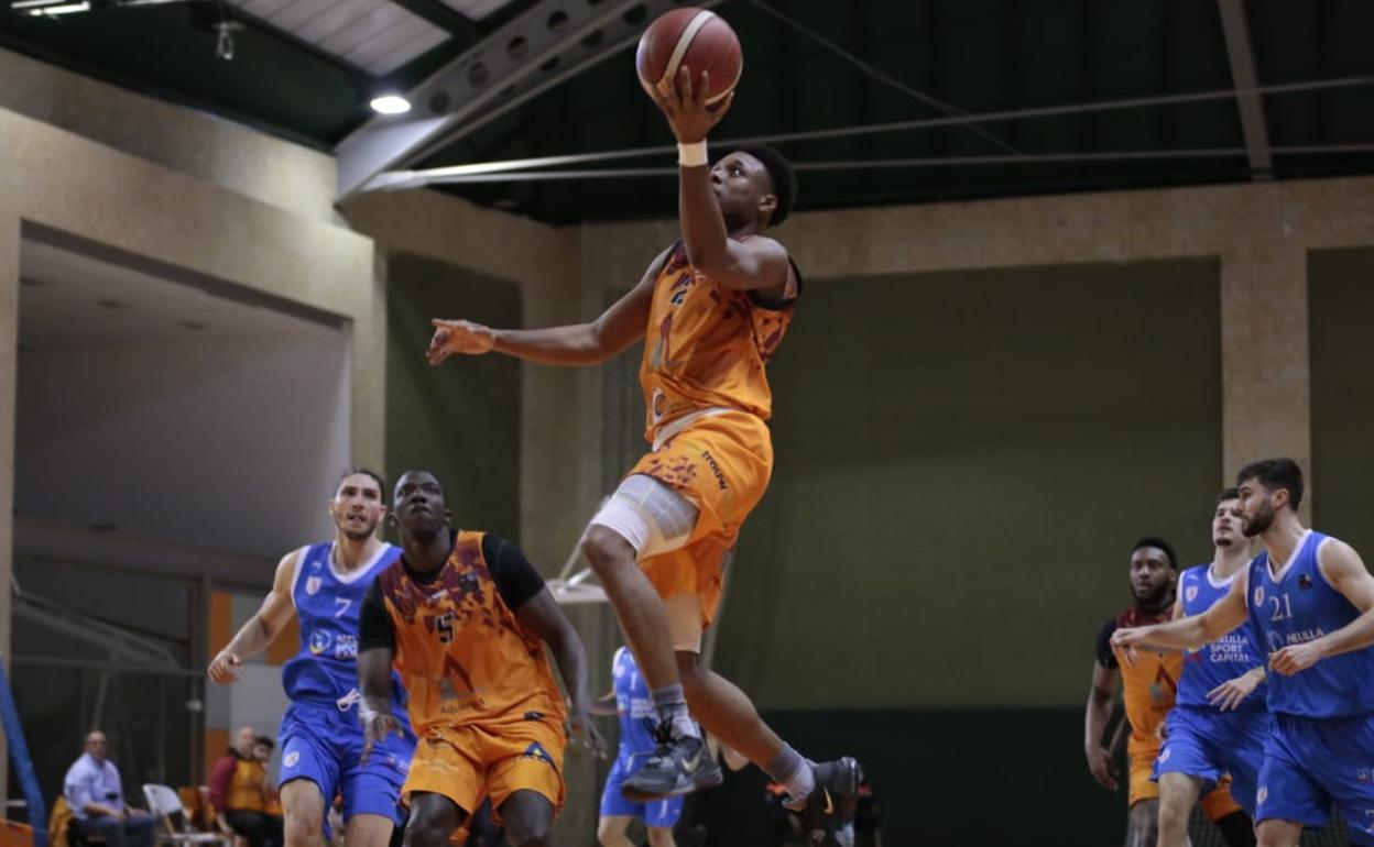 El Aquimisa Carbajosa revive en el aplazado ante Melilla con Avelino y Barrueco en el banco (97-68)