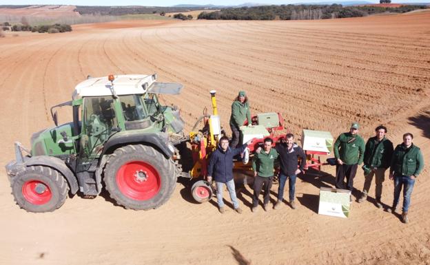 El viticultor, Nacho Rincón, junto a las personas que está realizando la plantación bajo el sistema 'keyline'. 