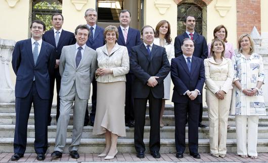 Foto de familia del Gobierno de Juan Vicente Herrera en 2007, con doce consejerías. 