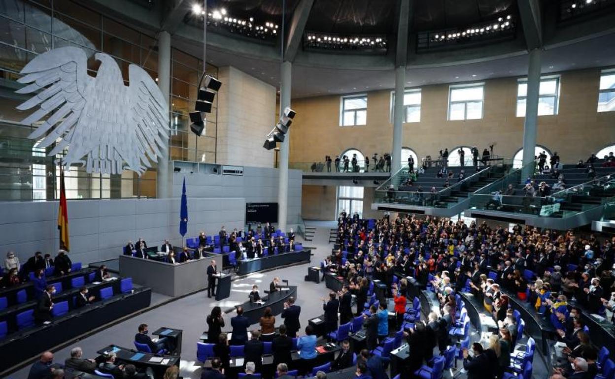 El canciller alemán Olaf Scholz recibe una ovación urante una declaración del gobierno en el parlamento alemán 'Bundestag'.