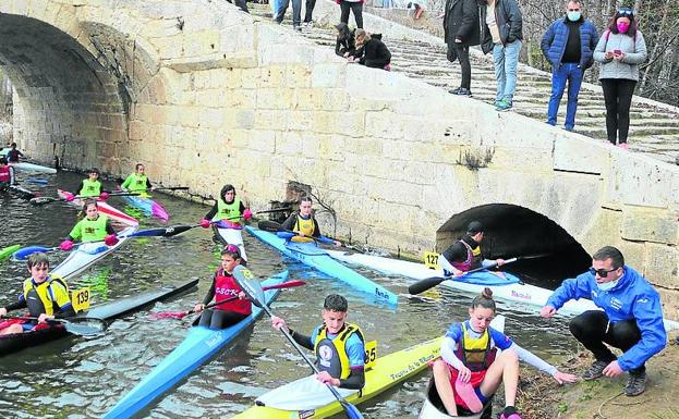 Los jóvenes palistas se preparan para tomar la salida. 