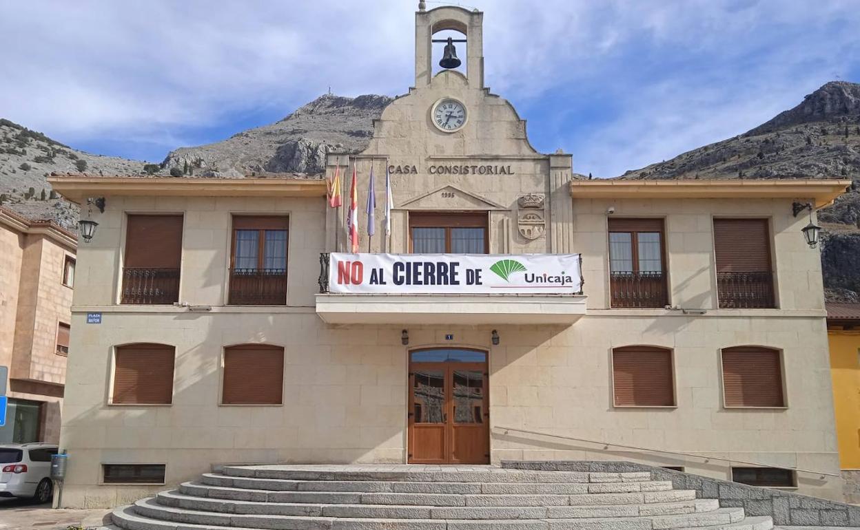 Pancarta en el Ayuntamiento de la localidad contra el cierre de Unicaja.