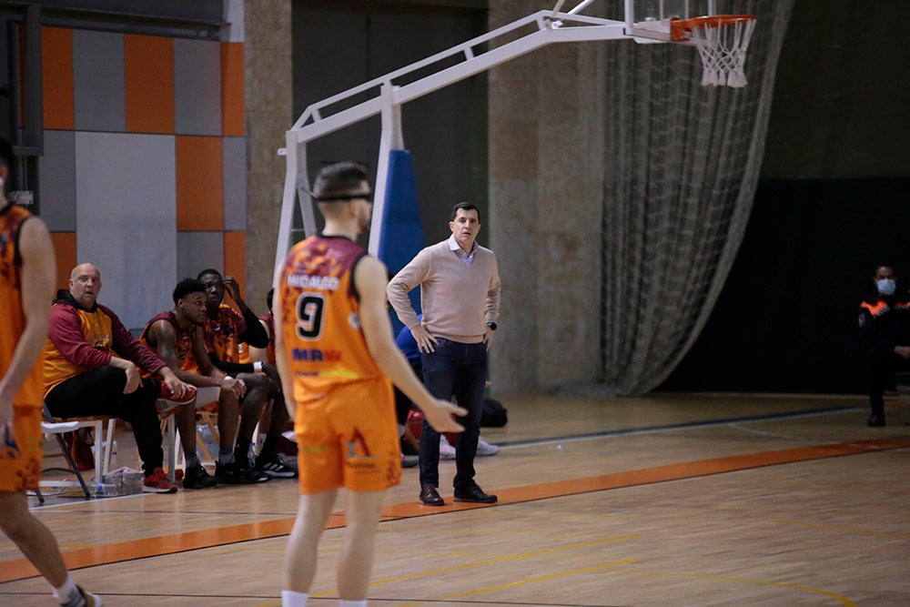 El Aquimisa Carbajosa revive en el aplazado ante Melilla con Avelino y Barrueco en el banco (97-68)