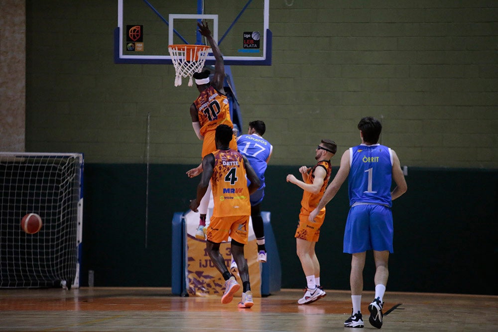 El Aquimisa Carbajosa revive en el aplazado ante Melilla con Avelino y Barrueco en el banco (97-68)