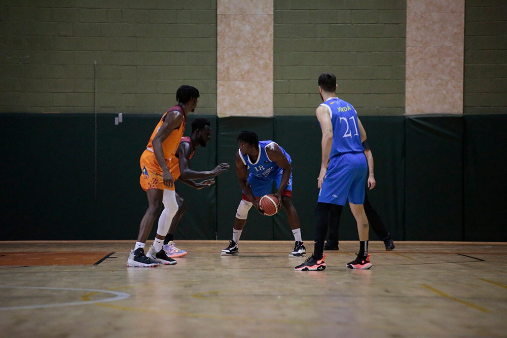 El Aquimisa Carbajosa revive en el aplazado ante Melilla con Avelino y Barrueco en el banco (97-68)