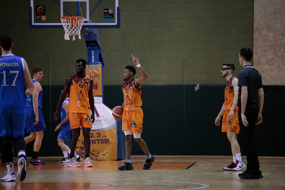 El Aquimisa Carbajosa revive en el aplazado ante Melilla con Avelino y Barrueco en el banco (97-68)