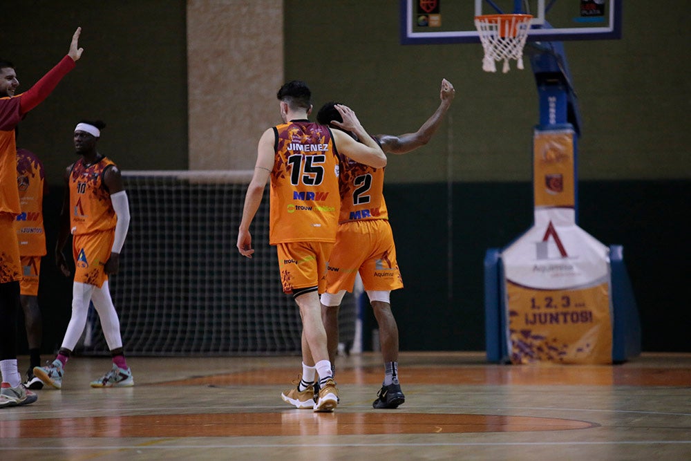 El Aquimisa Carbajosa revive en el aplazado ante Melilla con Avelino y Barrueco en el banco (97-68)