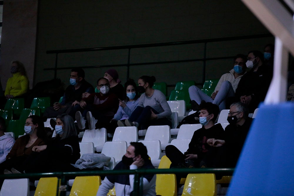 El Aquimisa Carbajosa revive en el aplazado ante Melilla con Avelino y Barrueco en el banco (97-68)