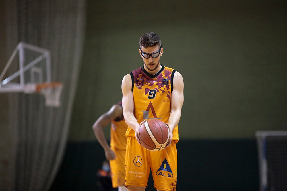 El Aquimisa Carbajosa revive en el aplazado ante Melilla con Avelino y Barrueco en el banco (97-68)