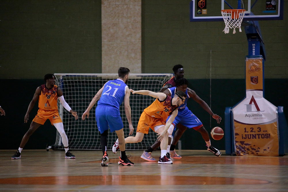 El Aquimisa Carbajosa revive en el aplazado ante Melilla con Avelino y Barrueco en el banco (97-68)