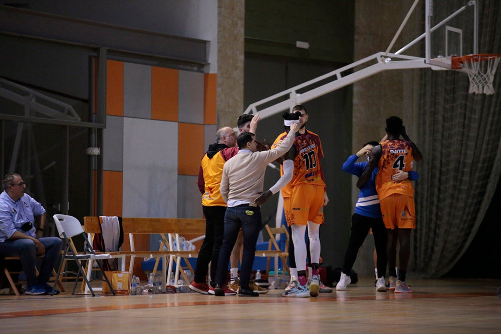 El Aquimisa Carbajosa revive en el aplazado ante Melilla con Avelino y Barrueco en el banco (97-68)