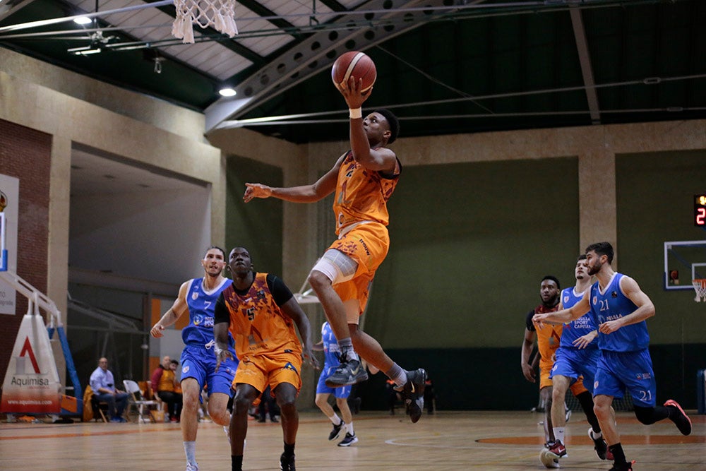 El Aquimisa Carbajosa revive en el aplazado ante Melilla con Avelino y Barrueco en el banco (97-68)