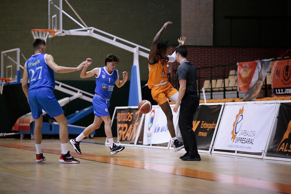 El Aquimisa Carbajosa revive en el aplazado ante Melilla con Avelino y Barrueco en el banco (97-68)