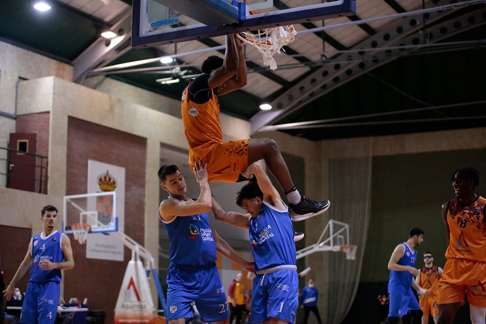 El Aquimisa Carbajosa revive en el aplazado ante Melilla con Avelino y Barrueco en el banco (97-68)