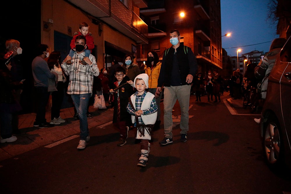 El barrio del Oeste recupera la celebración del Carnaval con un desfile que llenó las calles del barrio de pequeños y mayores disfrazados y bailando al ritmo de la charanga y batucada