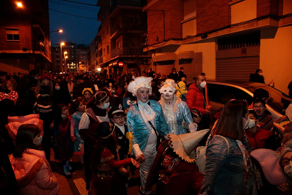 El barrio del Oeste recupera la celebración del Carnaval con un desfile que llenó las calles del barrio de pequeños y mayores disfrazados y bailando al ritmo de la charanga y batucada