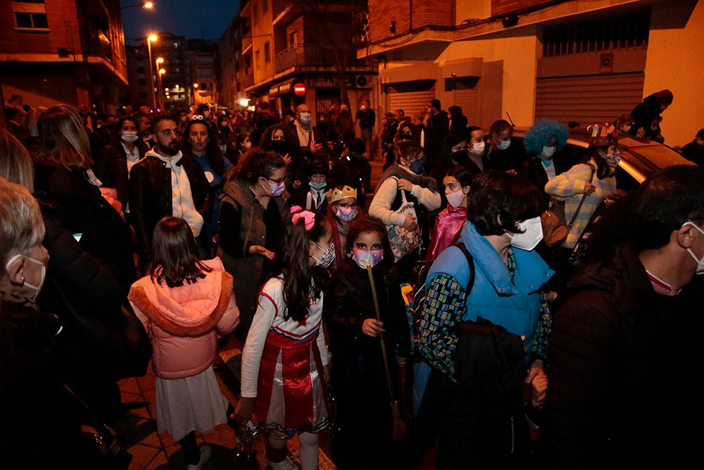 El barrio del Oeste recupera la celebración del Carnaval con un desfile que llenó las calles del barrio de pequeños y mayores disfrazados y bailando al ritmo de la charanga y batucada