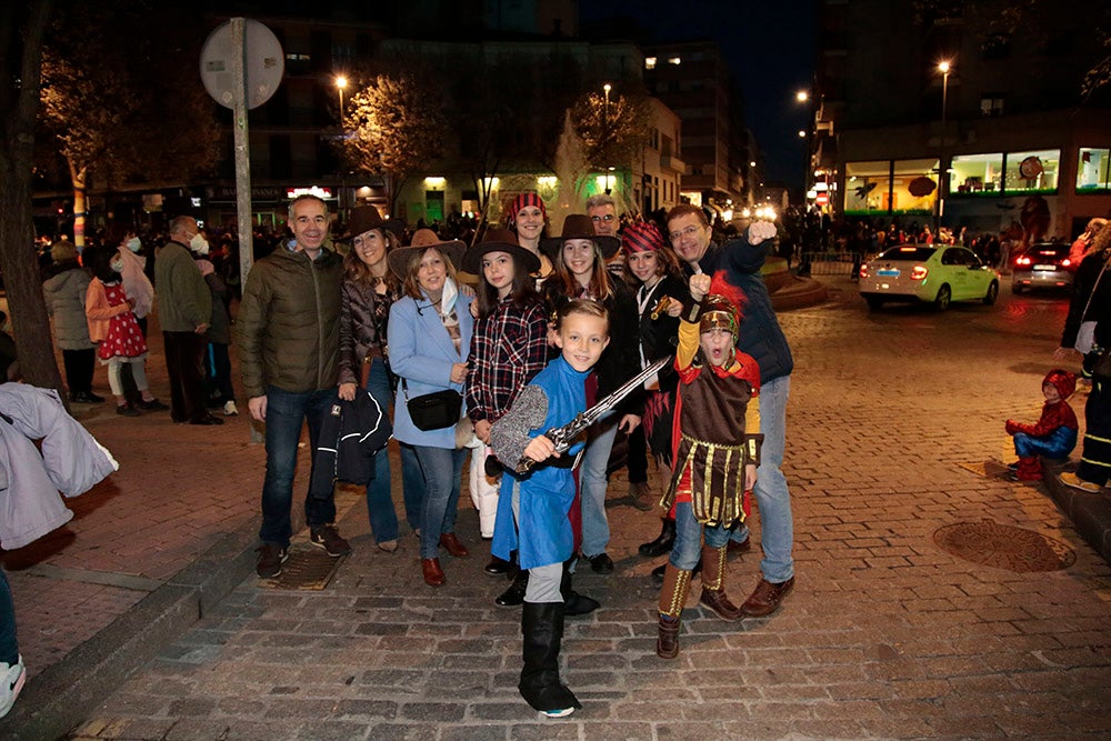 El barrio del Oeste recupera la celebración del Carnaval con un desfile que llenó las calles del barrio de pequeños y mayores disfrazados y bailando al ritmo de la charanga y batucada