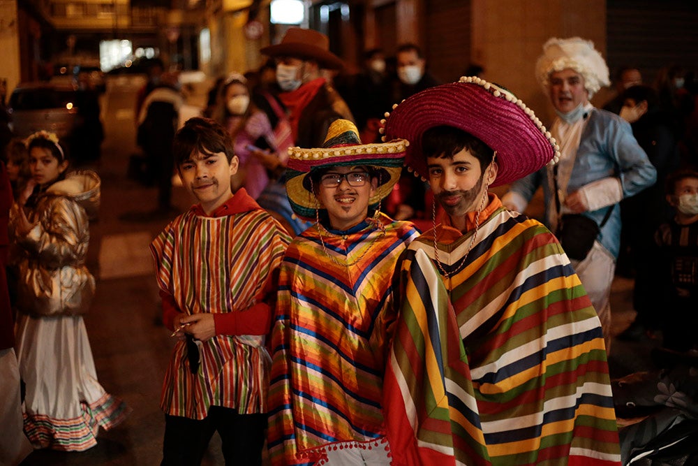 El barrio del Oeste recupera la celebración del Carnaval con un desfile que llenó las calles del barrio de pequeños y mayores disfrazados y bailando al ritmo de la charanga y batucada