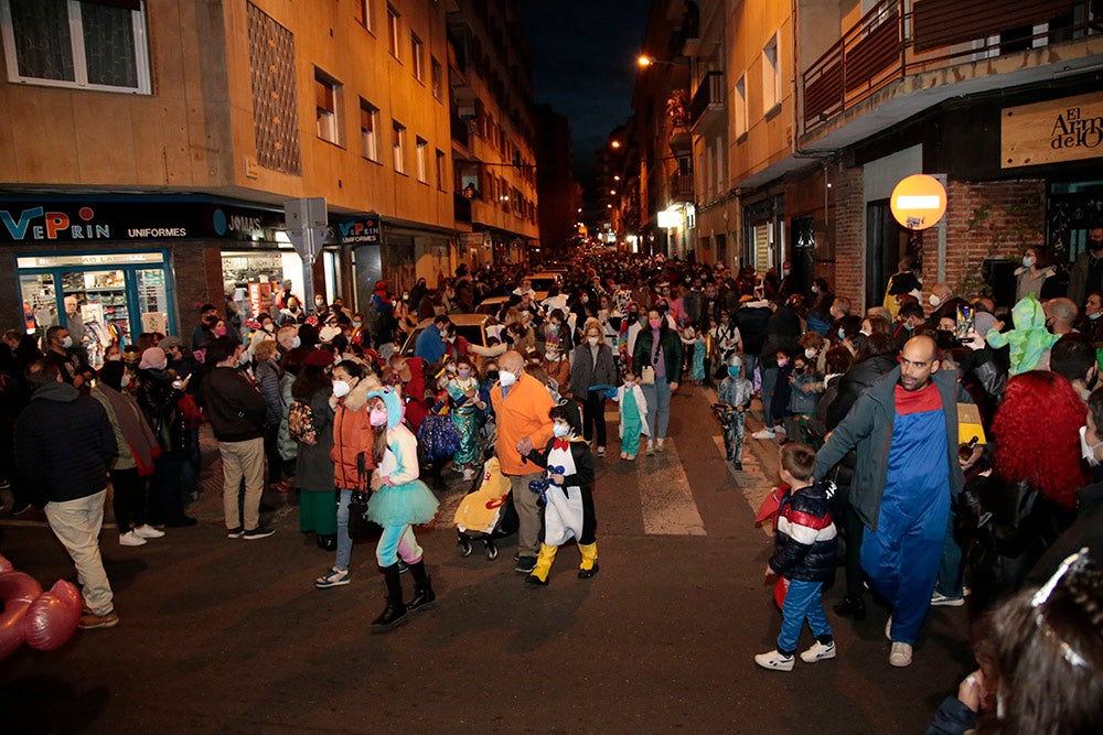 El barrio del Oeste recupera la celebración del Carnaval con un desfile que llenó las calles del barrio de pequeños y mayores disfrazados y bailando al ritmo de la charanga y batucada