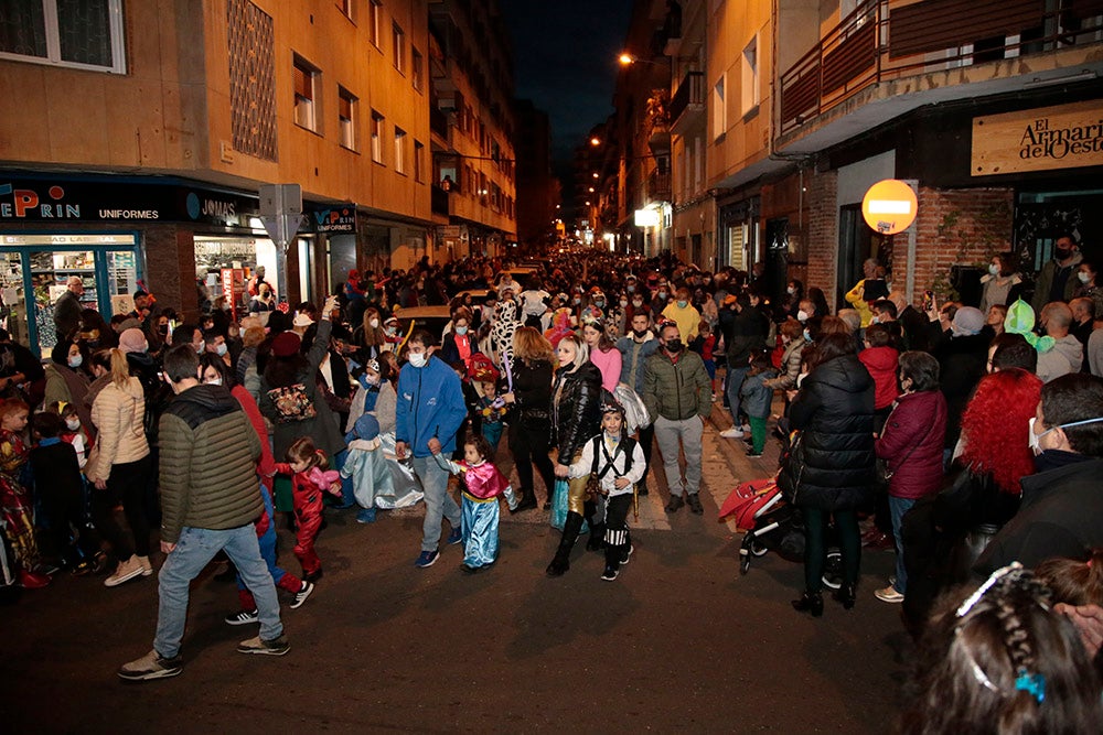 El barrio del Oeste recupera la celebración del Carnaval con un desfile que llenó las calles del barrio de pequeños y mayores disfrazados y bailando al ritmo de la charanga y batucada