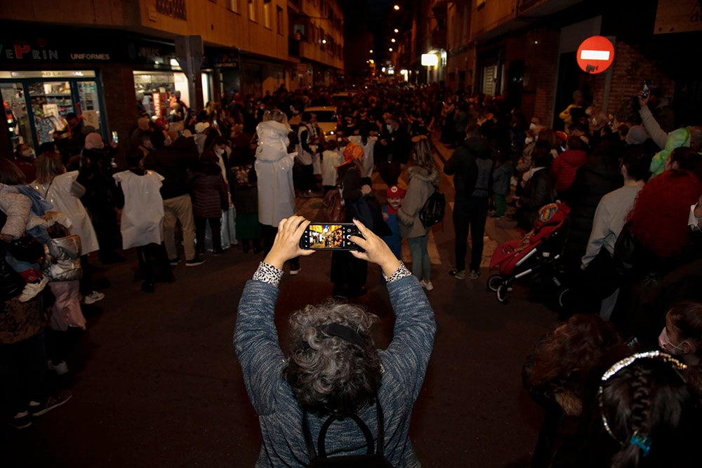 El barrio del Oeste recupera la celebración del Carnaval con un desfile que llenó las calles del barrio de pequeños y mayores disfrazados y bailando al ritmo de la charanga y batucada